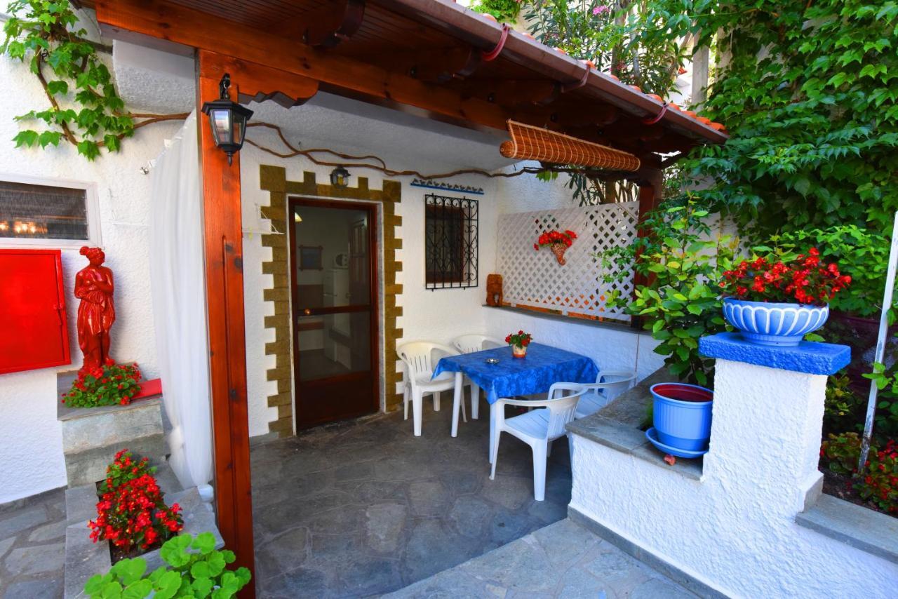 Haus Niko Apartments And Suites Nea Poteidaia Habitación foto