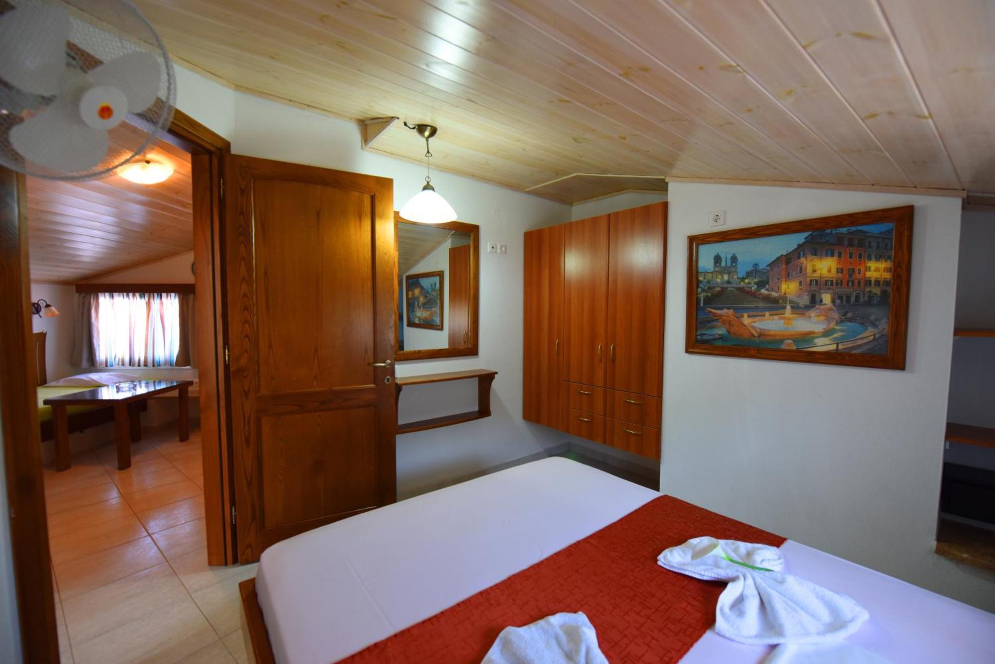 Haus Niko Apartments And Suites Nea Poteidaia Habitación foto